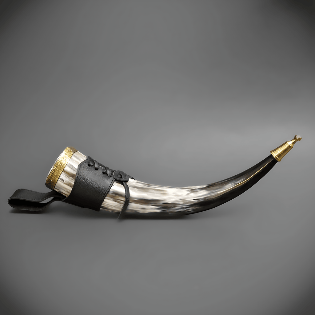 wikinger trinkhorn, trinkhorn verziert, echthorn, wikinger shop, wikinger horn, horn messing, ledergurt trinkhorn, wikinger store